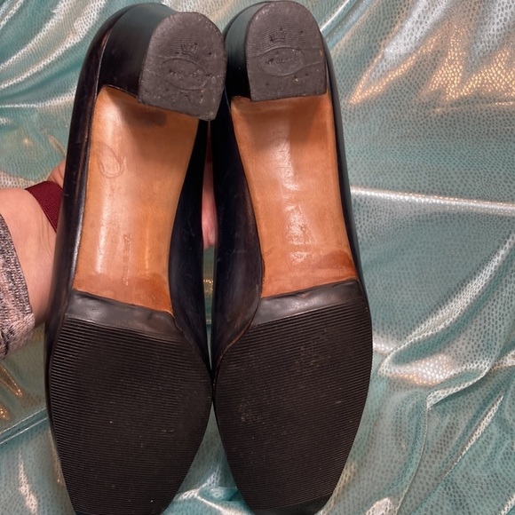 Dark navy Ferragamo stacked heel penny loafer. 9.5AA. Made in Italy. 5 - Picture 6 of 7